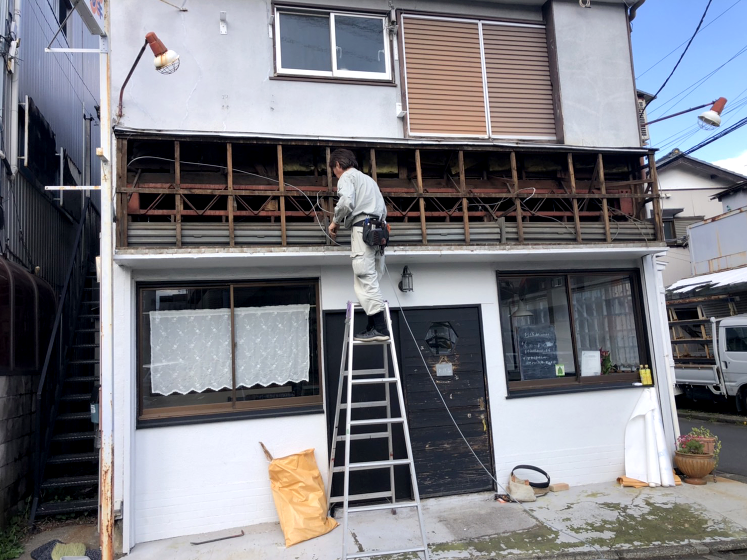 店舗の改装 看板をメインに新しくしていきます。