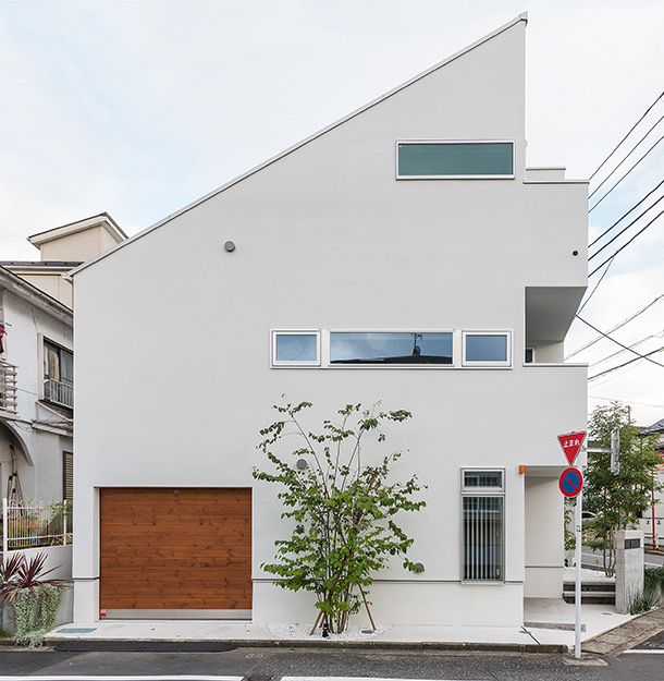 新築の子ども部屋の空間。シャンデリアがおしゃれさを引き立てています。